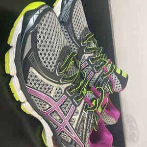 Women's Asics Gel GT-2000 T3P8N sz 9